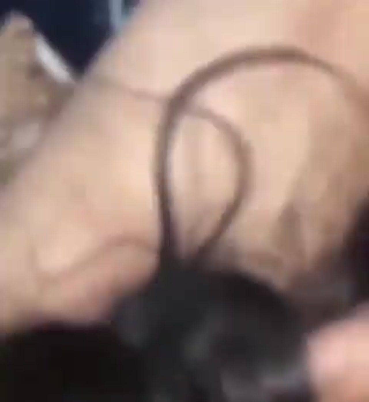 تترجاه ما يدخل اكثر ولكن ما يرحمها – سكس عراقي حقيقي زوجته خانته وتناجت بطيزها والان ينتقم
