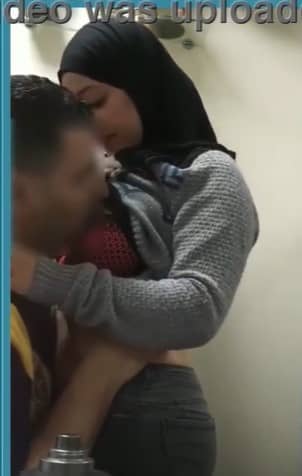 مصرية امورة محجبة تمص للمدير وترقص طيزها على زبه