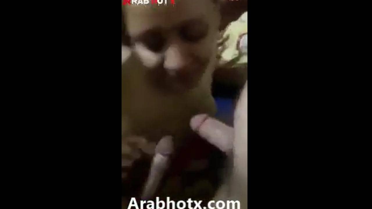 سكس مصري جماعي فحلين جايبين شرموطه بتتناك بالساعه يحطوا زبرهم فبوقفها و تمصلهم
