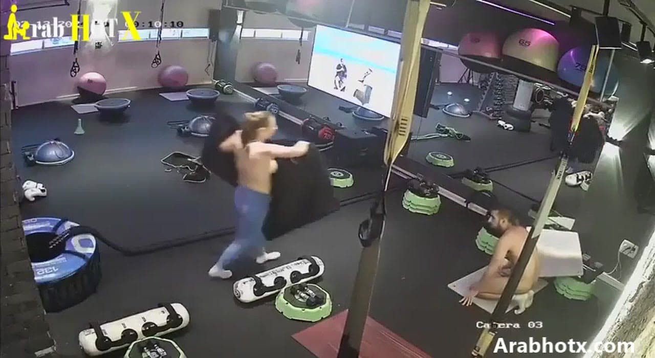 سكس تصوبر مخفي في الجيم المدرب ماسك البت تمصله زبره و ينيك طيزها و كسها