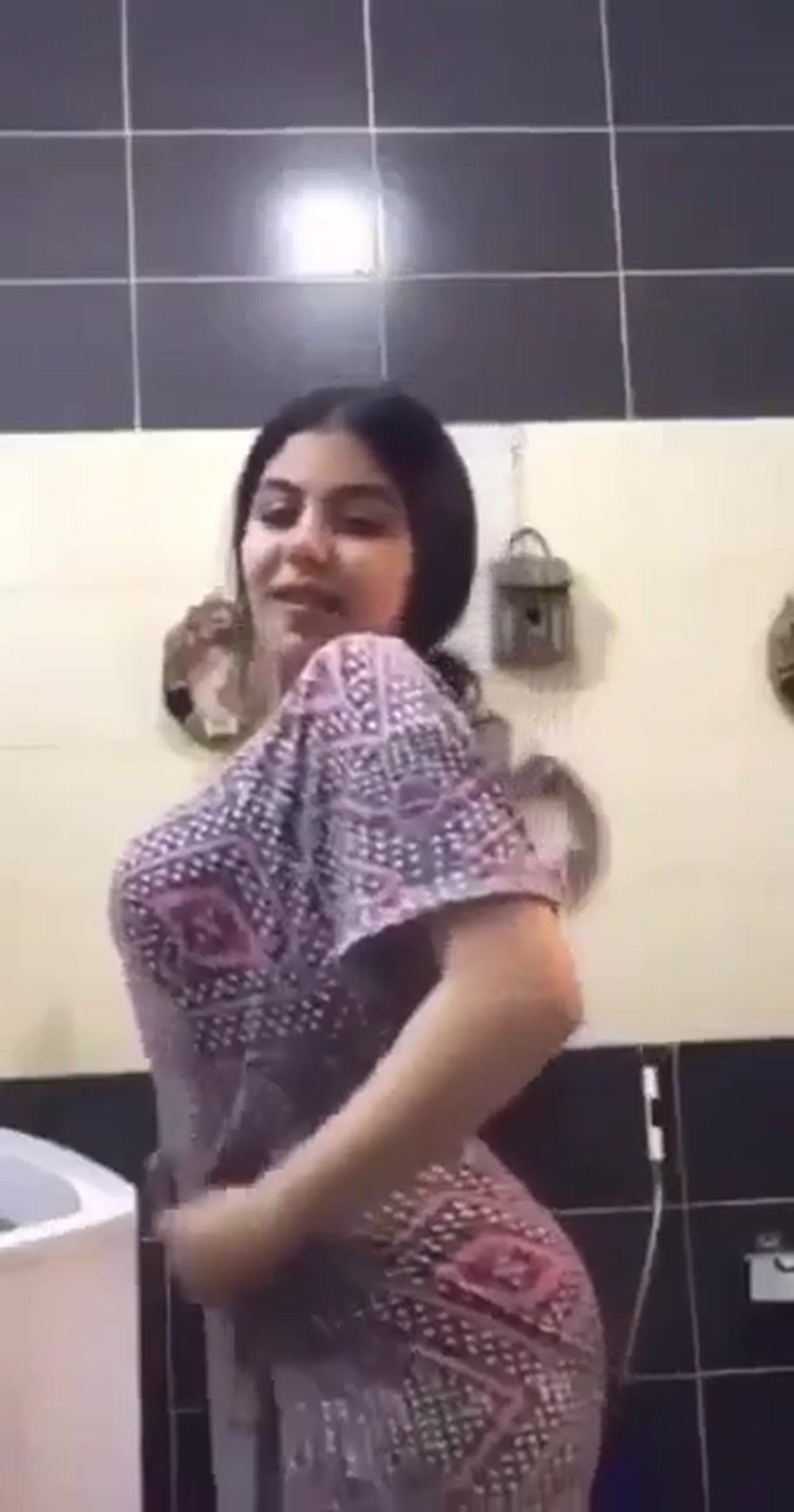 مراهقه تونسية تصور فيديو في الحمام