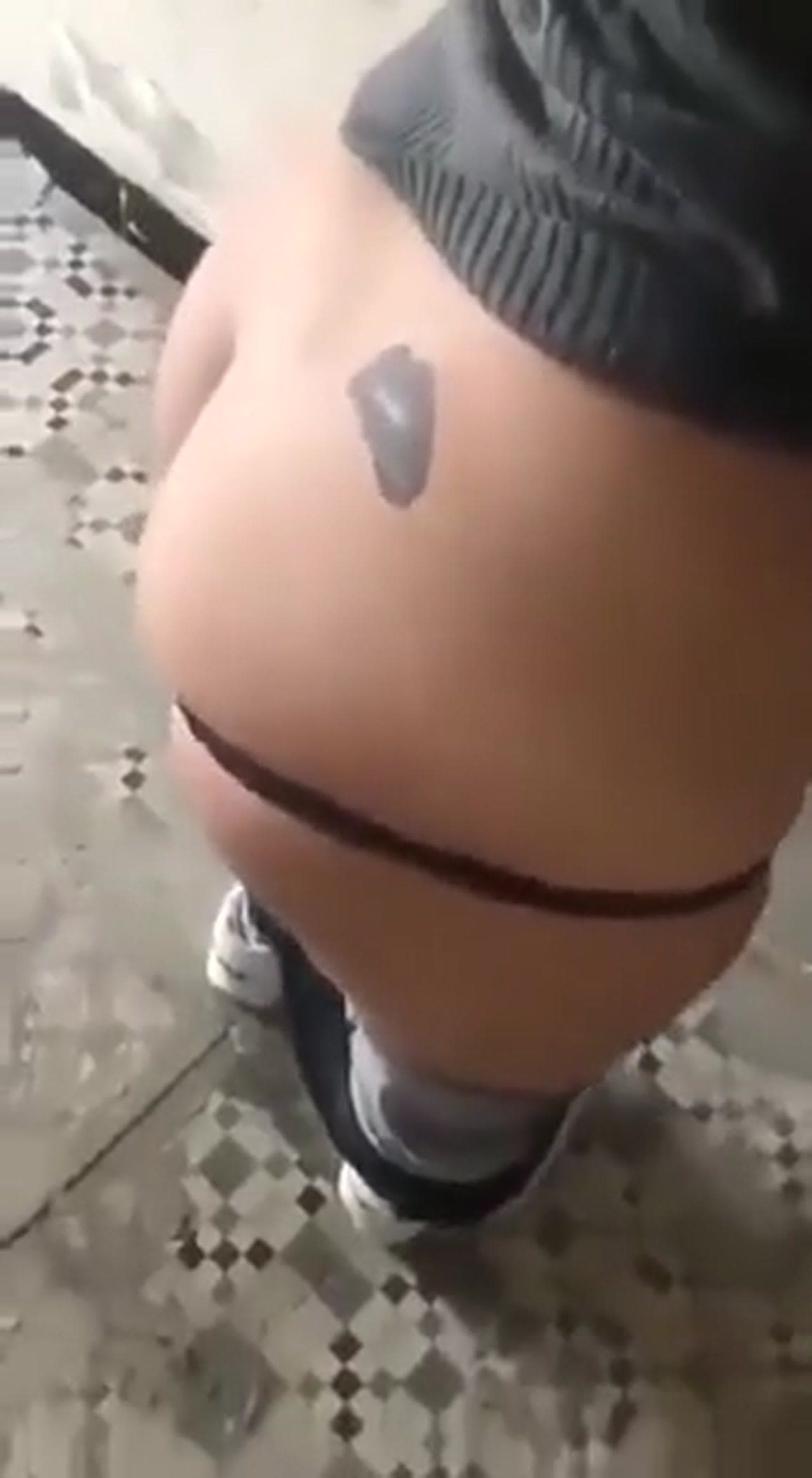 مراهقة جزائرية عذراء تشيلة من الطيز كلة - تقولة من الطيز