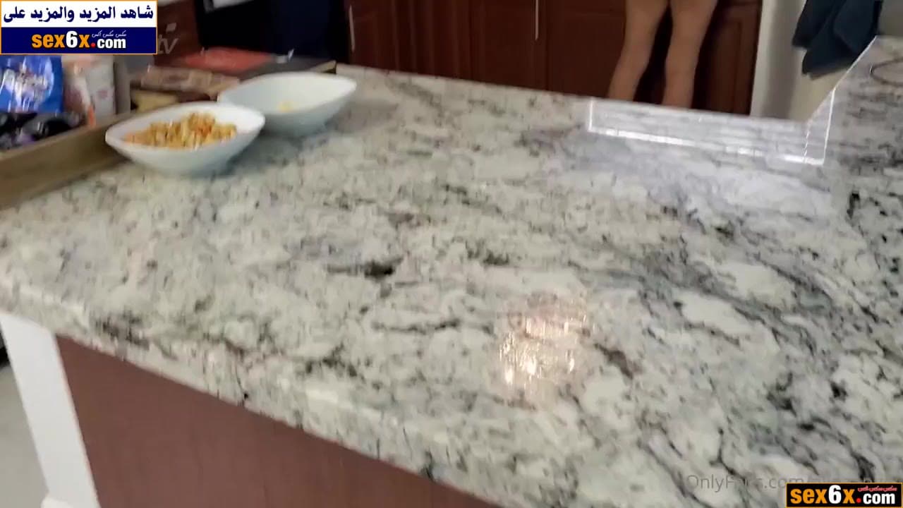 شاب عجبته طيز اخته الميلف في المطبخ فيصورها وتمسكه وبعد كدا تخليه يجلخ عليها - سكس محارم عراقي - نيج اخوات فيديو