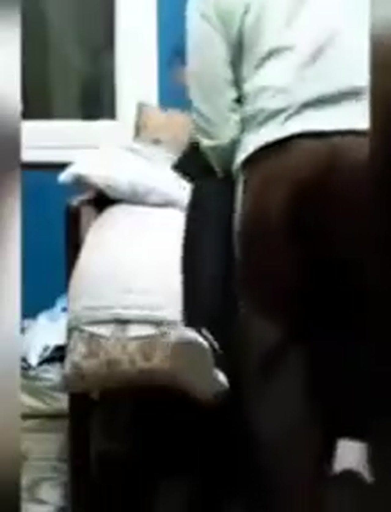 اخرسي .. لا اوعى - صراع من اجل قلع البنطلون والوصول الى النيجة ولكن البنت صعبة المراس - سكس مصري