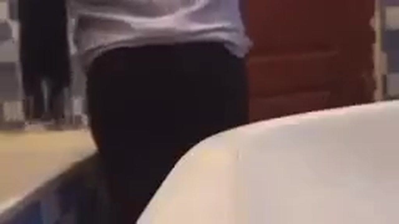 توتر بعد دخوله عليها في الحمام ومحاولة نيكها من طيزها بالقوة