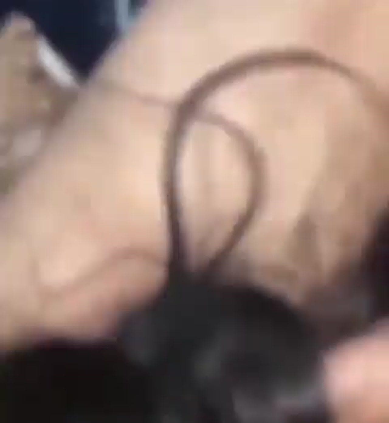 تترجاه ما يدخل اكثر ولكن ما يرحمها – سكس عراقي حقيقي زوجته خانته وتناجت بطيزها والان ينتقم