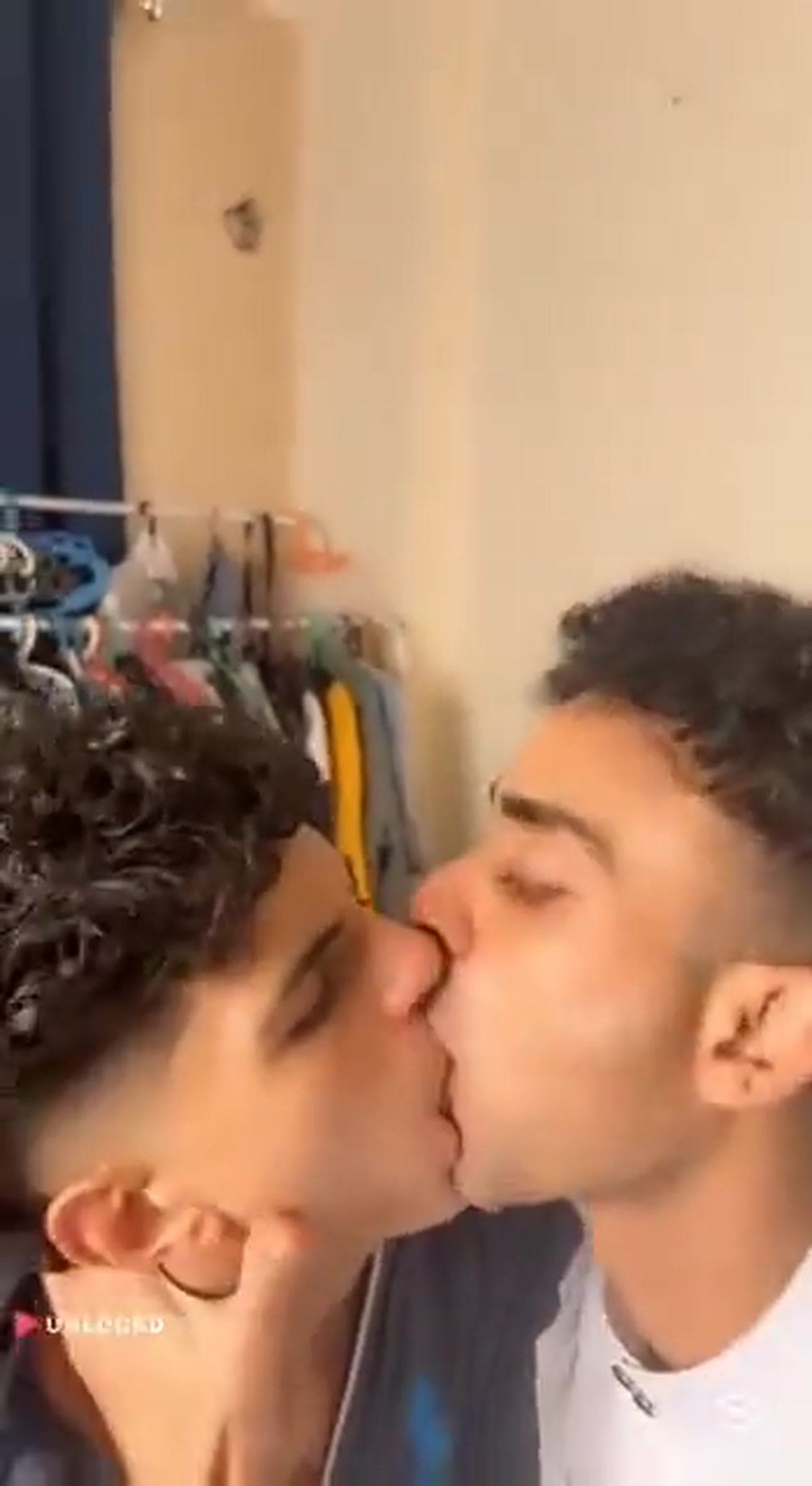 الأخ الديوث جاب اخته لصاحبه عشان ينيكها - الجزء الثالث