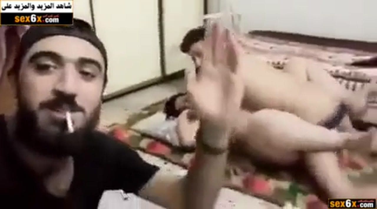 زوجة عراقية جوزها الديوث بيتفرج عليها وهي بتتناك من شاب صغير - سكس عراقي عربي فيديو