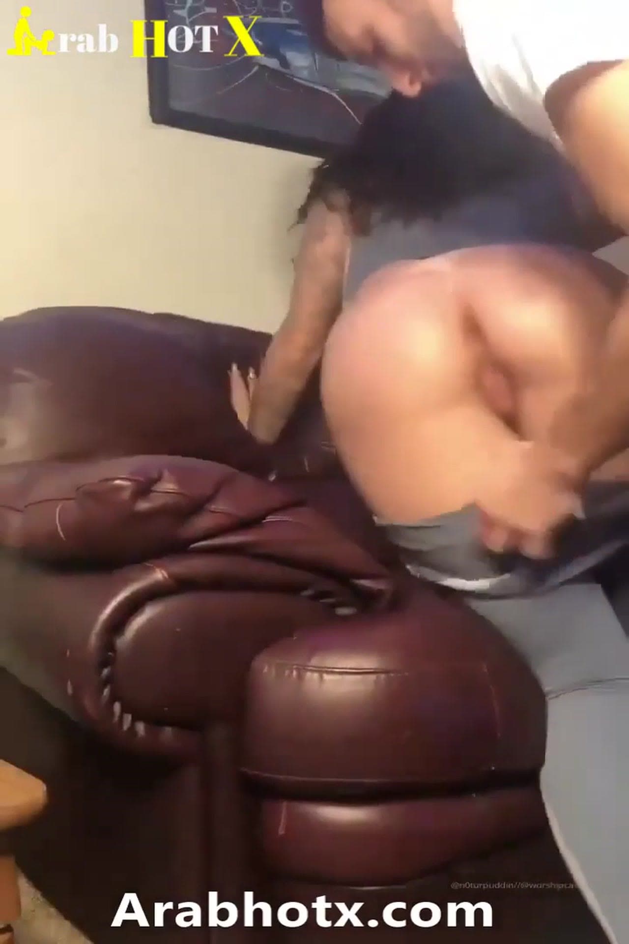 اخ يستفرد بأخته الاندرايدج يقلعها يزنقها علي الكنبه و ينيك طيزها خلفي -محارم مصري