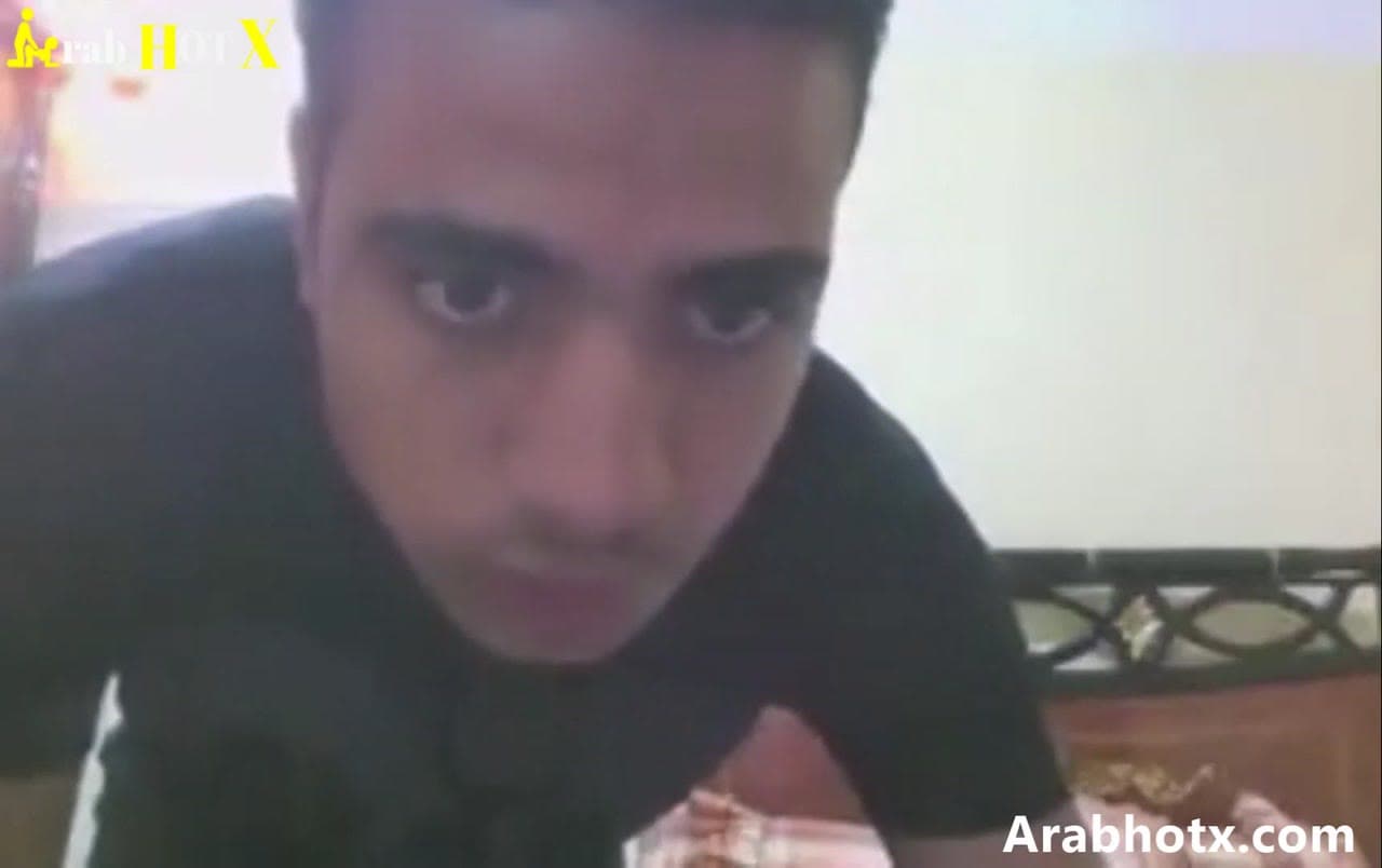 ياخد حبيبته بعد الدرس البيت ينيكها نيك كامل بكل الاوضاع و يصورها و هو بيفشخها تحته