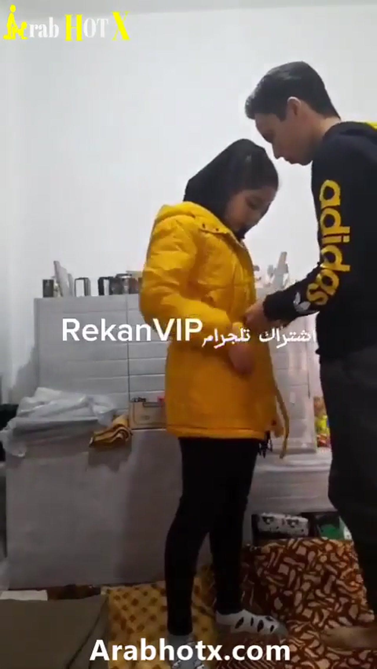 يجيب صاحبته البيت يقلعها و يصورها و هي بتمص فزبره زي اللبوه ممحونه عاوزه تتناك