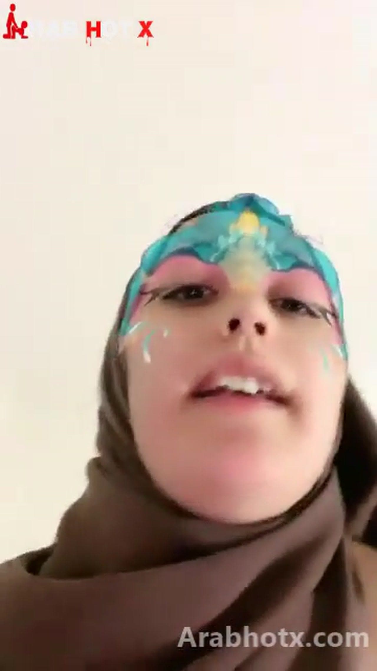 ممحونه و هيجانه بتصور و حبيبها نازل دق فكسها رافها علي زبه و مكيفها خبيره مص ازبار