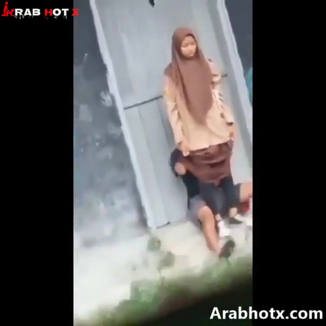 اندرايدج محجبه صاحبها يقلعها يحطها علي زبره و يدقها نيك جارتهم تصورهم و تفضحهم