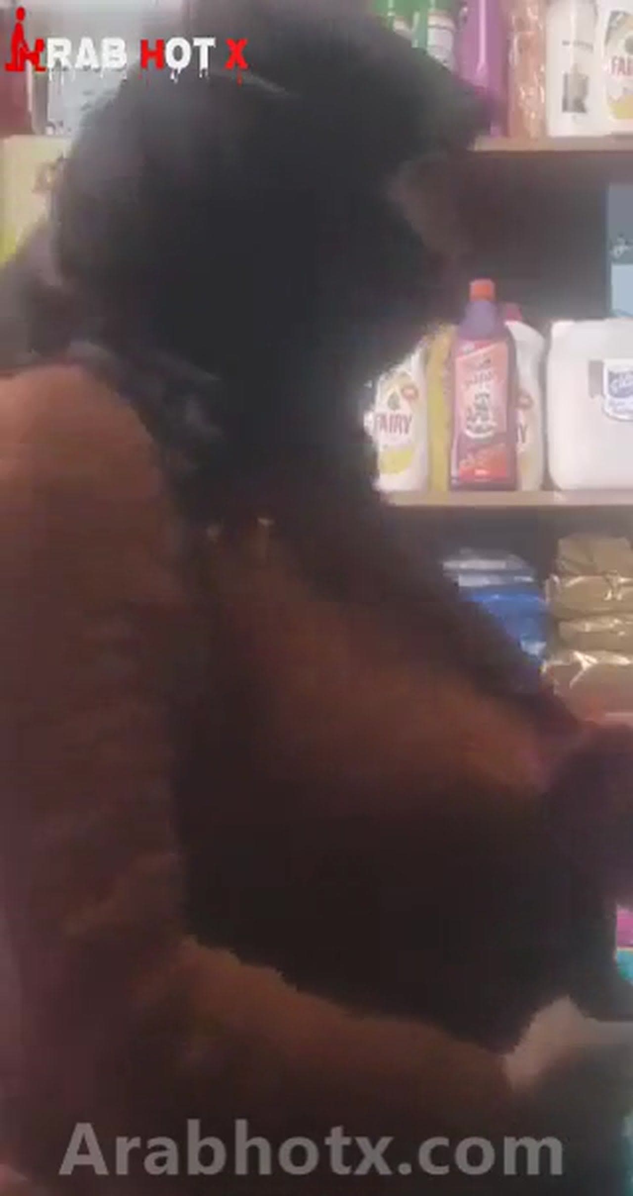 يقفش فبزاز ميلف كبيره في السوبر مارطت عشان مش معاها تدفع الحساب تفتحله بزازها يلعب