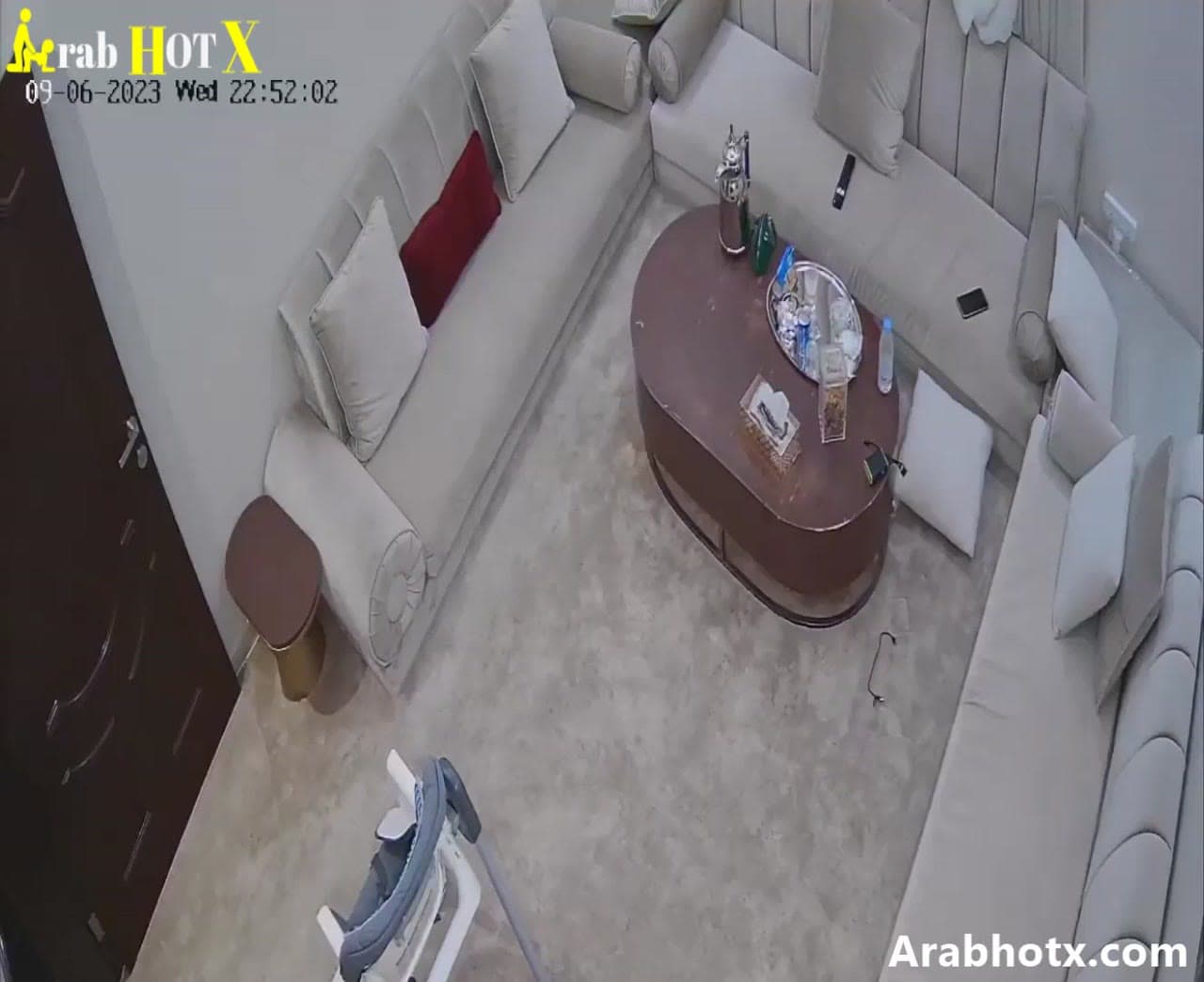 سكس خليجي ينيك مرات ابنه اللبوه يقلع قدامها يهيجها علي ظبره و ينيك جسمها الكيرفي