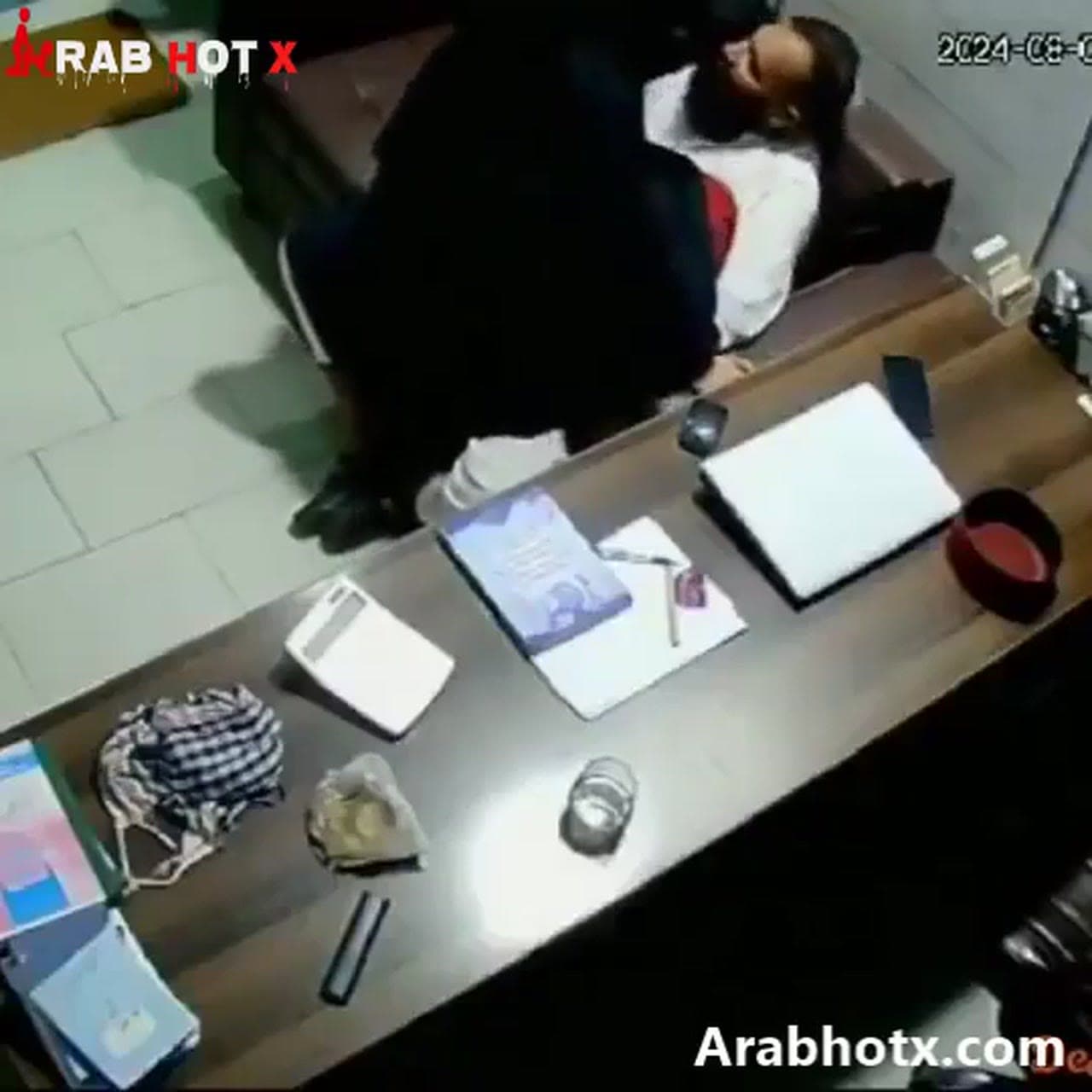 خليجي يهيج علي طيز السيكرتيره تحت العبايه السمرا و هي بتتهز زنقها قلعها الكلوت و ناكها