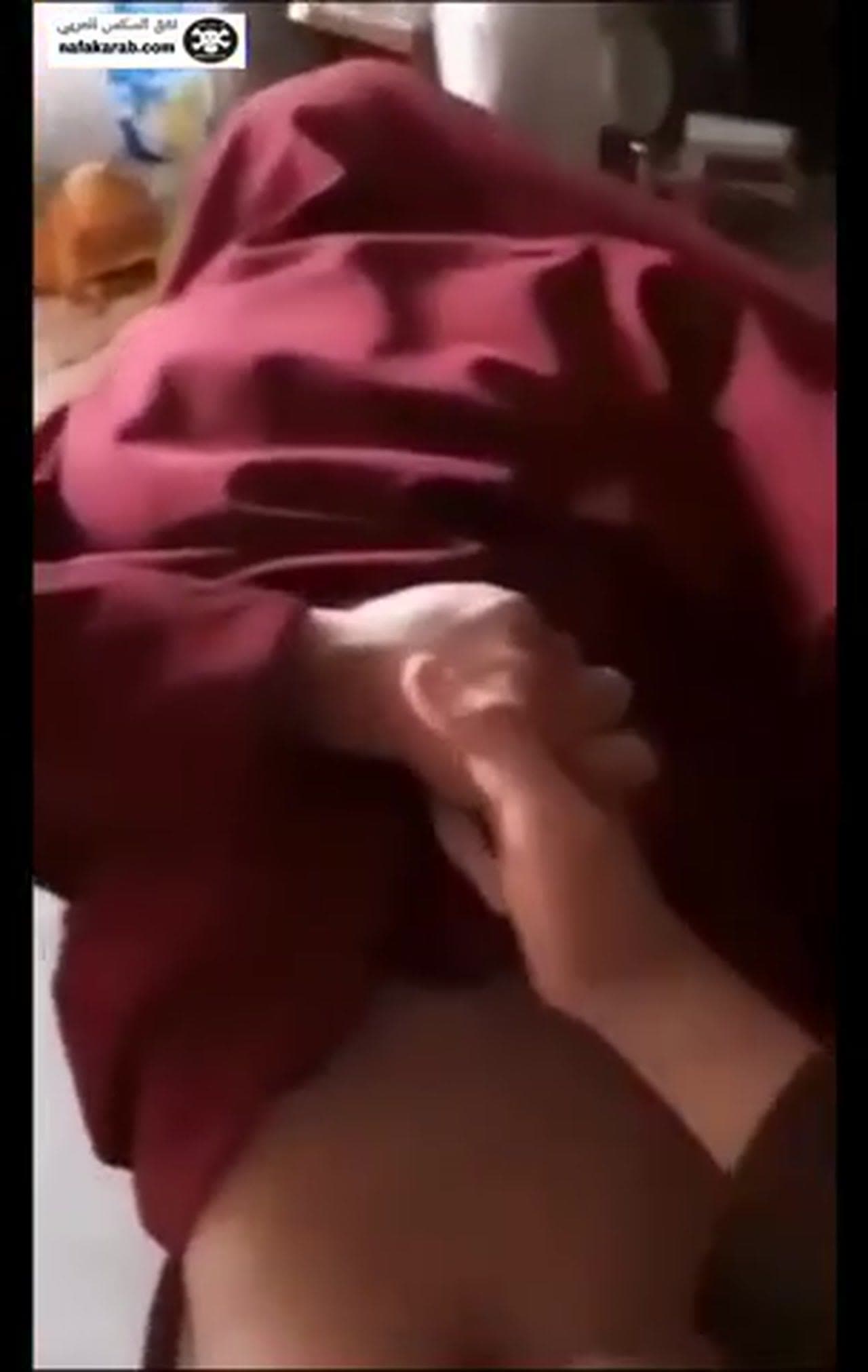 سكس جزائري شاب و ابنة خالته ماسكها بالمطبخ وهي خاضعة ليه نيك