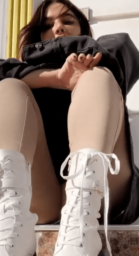 أنجي خوري تظهر كسها