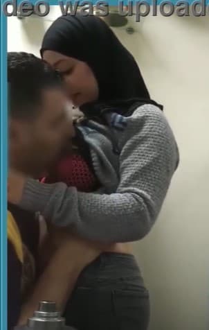 مصرية امورة محجبة تمص للمدير وترقص طيزها على زبه