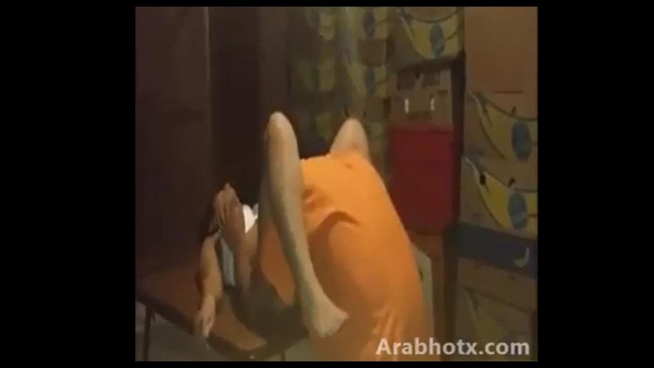 يهيج علي بنت صاحب المحل ياخدها المخزن تمصله بلوجوب يرفعها علي الترابيزه و ينيكها