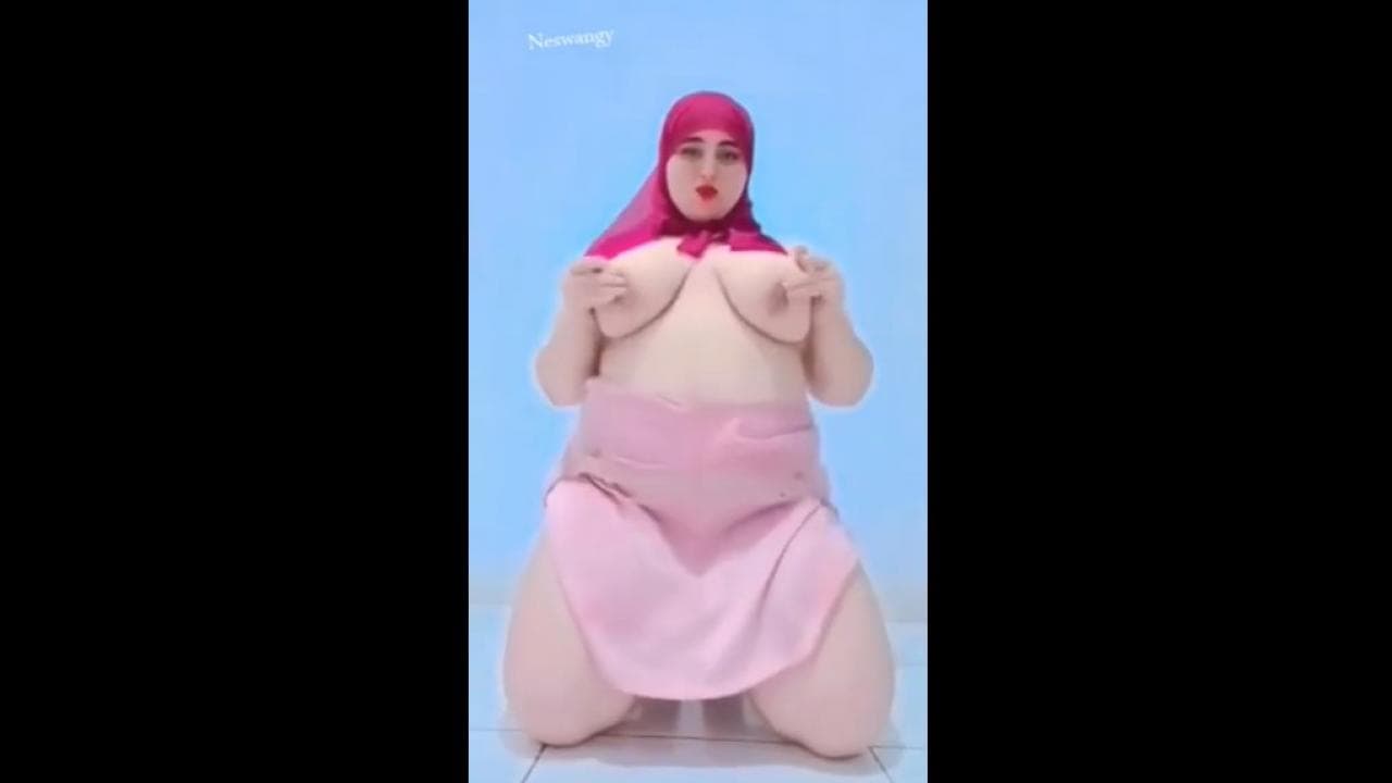 محجبة مربربة تقلع وتلعب في بزازها الكبار